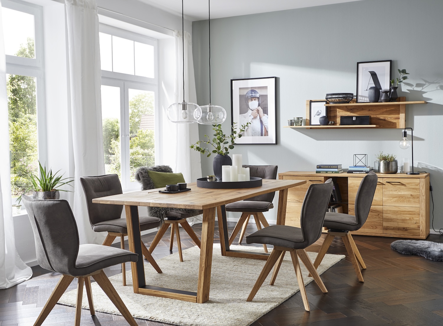 Leinenkissen, Papierlampe und Keramik im Japandi-Stil.