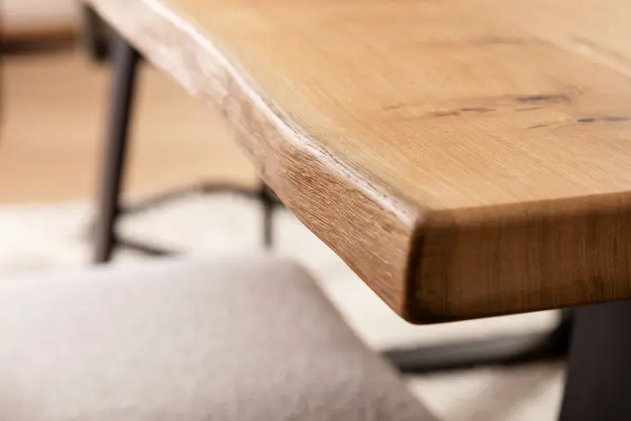 Massivholzmöbel mit natürlicher Maserung bei Möbel Schütte.