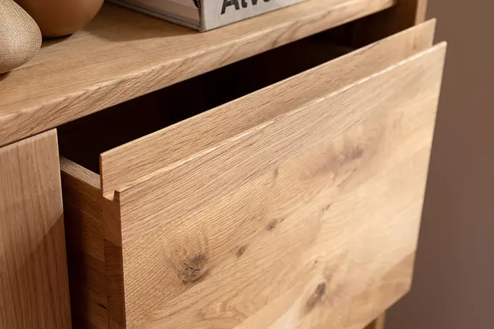 Pflege von Massivholzmöbeln mit weichem Tuch und Möbelöl.