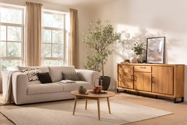 Materialien im Japandi-Stil: geöltes Holz, Leinen, Keramik und Stein.