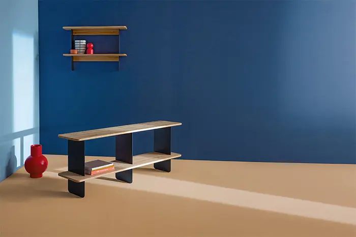 Raumfreunde OLAI Sideboard und Wandregal aus Asteiche und Metall.