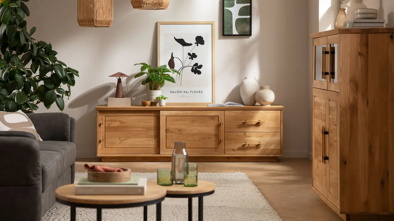 Verschiedene Holzarten Eiche Nussbaum Kernbuche und Akazie.